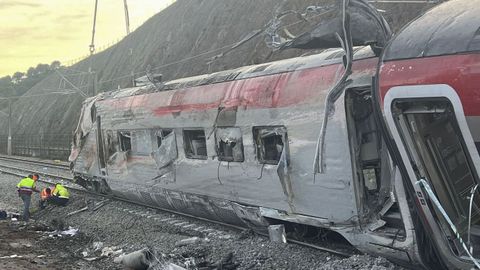 Efectivos contin�an este martes los trabajos en el lugar del accidente ferroviario del domingo entre dos trenes en Adamuz (C�rdoba).