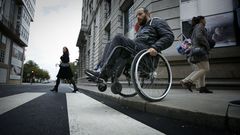 FRAN CARREIRA, ARQUITECTO EN SILLA DE RUEDAS POR LOS PUNTOS M�S CONFLICTIVOS DE LA CIUDAD EN MATERIA DE ACCESIBILIDAD. BARRERAS ARQUITECT�NICAS. MOVILIDAD REDUCIDA.