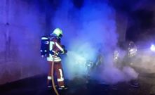 Efectivos del Servizo Municipal de Emerxencias de Vilagarc�a sofocando el incendio