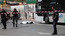 Agentes de la polica en la zona donde se produjo el tiroteo, con un cadver en el suelo