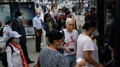 Pasajeros toman un autob�s este viernes en Lisboa