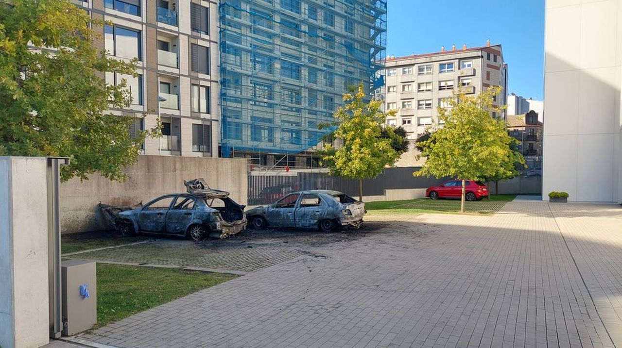 Arden dos vehículos aparcados en el centro de Pontevedra