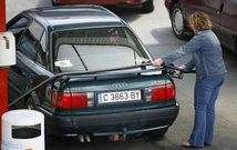 Una mujer trata de repostar su coche. La foto fue tomada durante la pasada huelga de transportistas