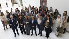 Parte de los profesionales de enfermer�a que participaron en la elaboraci�n de la gu�a, con el presidente de la Diputaci�n, Luis Menor, a diputada Patricia Torres y el gerente del �rea sanitaria, Santiago Camba