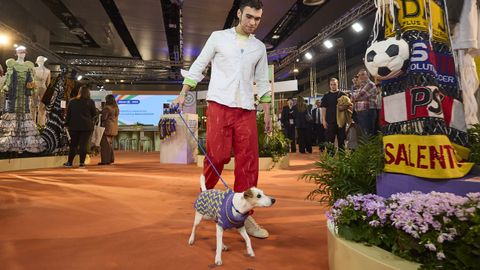Gabriel Nogueira, con su perro, que luce un modelo de su colección