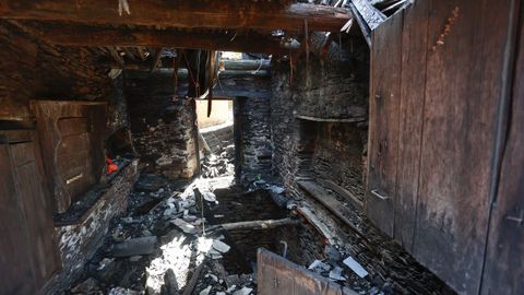 Ruinas de la casa museo de Xan de Vilar, un ao despus del fuego