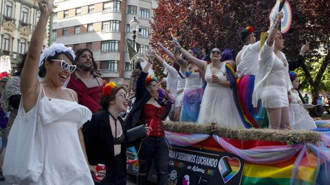 Miles de personas han participado este s�bado en la manifestaci�n del D�a del Orgullo celebrada este s�bado en Gij�n para pedir una ley auton�mica LGTBI+