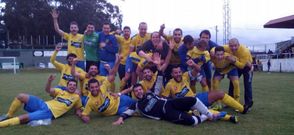 La plantilla del Juventud celebr� el domingo a lo grande su ascenso, dentro y fuera de Burg�ns. 