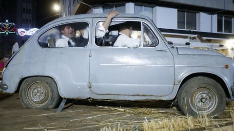 Un antiguo Seat 600 subido a una de las plataformas del foli�n