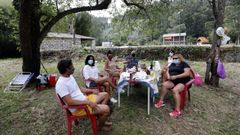 Dolores comparti� mesa y mantel en un terreno de su padre junto al campo de la fiesta