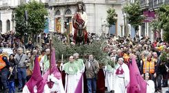 Miles de personas asistieron con fe y devoci�n al paso de la imagen de Jes�s subido a lomos de la borriquita.