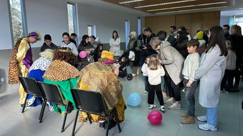 Los Reyes Magos pasaron por las parroquias de Ames