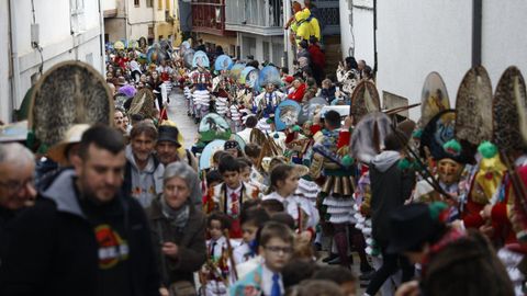 Estrea do peliqueiro no entroido de Laza e reparto de bica na Picota.