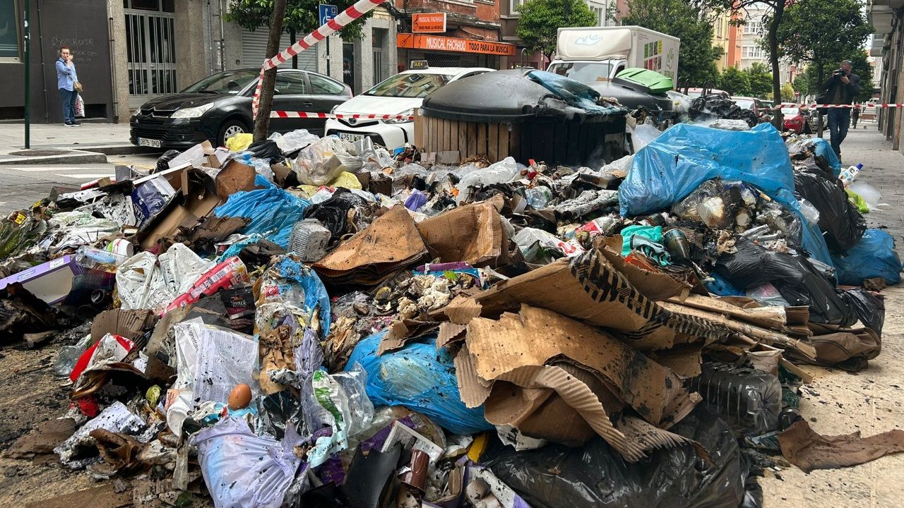 La huelga de basura se recrudece: arden contenedores en siete calles de ...