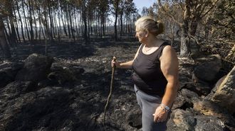 Una vecina, sobre el terreno quemado en Laxe, este domingo por la tarde 
