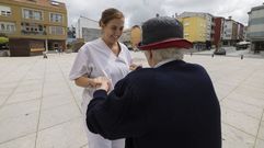 Imagen de archivo de una trabajadora y una usuaria del SAF en el municipio de Vimianzo