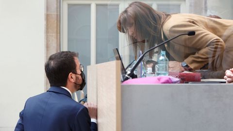 Pere Aragons conversa con la presidenta del Parlamento cataln, Laura Borrs