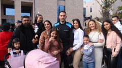 El polic�a Jos� Jim�nez Borja pos� con sus familiares ayer despu�s de recoger el diploma.
