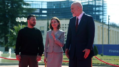 Zelenski,  la presidente de Moldavia, Maia Sandu, y el primer ministro albans, Edi Rama este mircoles en Tirana.