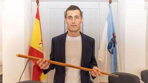 Luis Insua, el 19 de agosto del 2025, cuando tom� posesi�n como alcalde de Fisterra, tras prosperar la moci�n de censura promovida por el PP y el edil no adscrito, Francisco Mart�nez Traba.