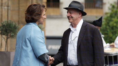 La directora de la Fundaci�n Princesa de Asturias, Teresa Sanjurjo (i), recibe hoy en Oviedo al polifac�tico creador sudafricano William Kentridge, conocido por sus dibujos, pinturas, grabados, 'collages', esculturas y fotograf�as, y galardonado con el Premio Princesa de Asturias de las Artes 2017.
