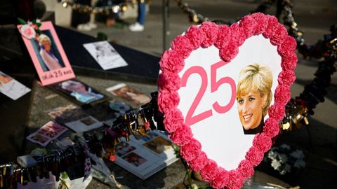 La gente contina dejando recuerdos en homenaje a Diana en en lugar de su muerte, en Pars