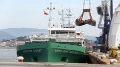 Descarga de urea en el puerto de Vilagarc�a, en una imagen de archivo
