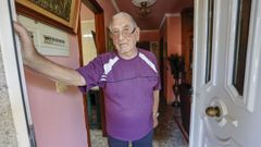 Ramiro, que tiene reconocido un 33 % de discapacidad, vive solo en una aldea de Paradela.