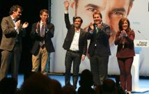 Rey Varela saludando ayer desde el escenario junto a Feijoo, Calvo, Negreira y Beatriz Mato. 