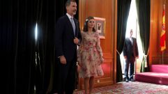 Los Reyes esperan para su audiencia a los ganadores del Premio Nacional de Fin de Carrera, en Oviedo, donde presiden la ceremonia de entrega de los Premios Princesa de Asturias 2017