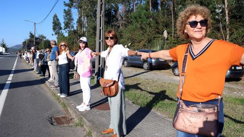 CADENA HUMANA DESDE EL HOSPITAL DEL BARBANZA AL CENTRO DE SALUD PARA PEDIR UNA SANIDAD PUBLICA DE CALIDAD