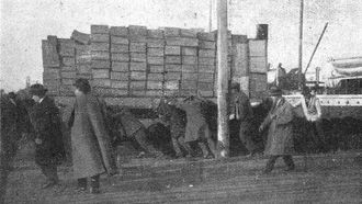 Empresarios vigueses descargando mercanc�a e el puerto durante la huelga general de noviembre y diciembre de 1919