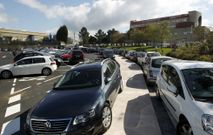 Encontrar un hueco para aparcar ayer, en el entorno del hospital, era realmente complicado. 