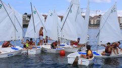 J�venes en los optimist del Real Club N�utico de Sanxenxo prepar�ndose para regresar a puerto 