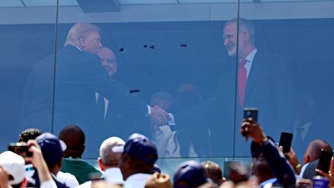 El rey Felipe VI saluda al presidente de EE. UU.