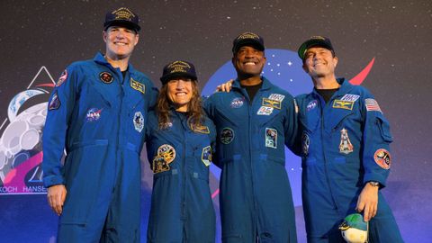 De esquerda a dereita: Jeremy Hansen Christina Koch, Victor Glover e Reid Wiseman.