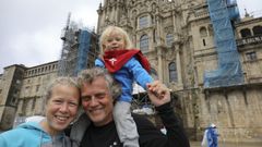 Una pareja peregrina desde Francia con su hijo para bautizarlo en la Catedral