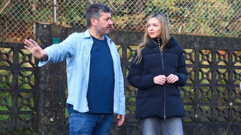 Francisco Calo, alcalde de Outes, y la conselleira de Pol�tica Social, Fabiola Garc�a, en la visita a las instalaciones de Cruceiro de Roo el pasado diciembre