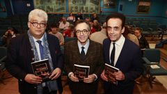 El abogado Daniel Formoso V�rez (centro) estuvo acompa�ado en la presentaci�n de su libro �El maravilloso arte de ejercer la abogac�a� por el librero, editor y gestor cultural Manuel Arenas (izquierda) y el abogado Juan Jos� Franco Casal (derecha).  