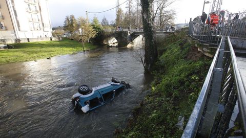 Accidente mortal en Sarria tras caer un coche al r�o