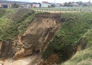 Los nuevos desprendimientos est�n a punto de hacer caer la primera l�nea de vallas de emergencia. 