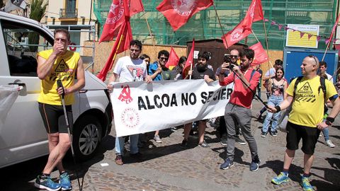 Trabajadores de Alcoa este sbado, tras llegar a la Len la Marcha del Aluminio