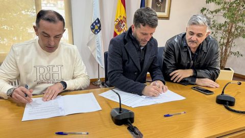 Martnez, Romero y Fajardo, en la firma del convenio.