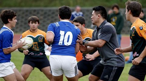 Keven Mealamu (2d), exjugador de los All Blacks,la selecci�n de rugby de Nueva Zelanda, premio Princesa de Asturias de los Deportes 2017, durante el entrenamiento que los miembros de los All Blacks han mantenido con jugadores de rugby de Asturias, hoy en las instalaciones Municipales de San L�zaro de Oviedo. 