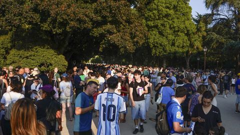 Decenas de vecinos y turistas se acercaron al parque de Rosal�a para contemplar el eclipse.
