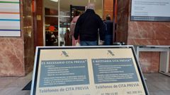 Cartel en castel�n e galego na sede da Axencia Tributaria en Ourense.