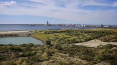 En primer t�rmino, vista de la zona en la que se instalar�n las empresas de e�lica marina y en la que se har� un nuevo muelle