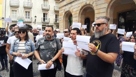 A la izda, Leticia Baselgas y David Varela, portavoces de la plataforma musical y cultural asturiana en contra de la intencin de Vox de no porgramar espectculos que promuevan la cooficialidad del asturiano.