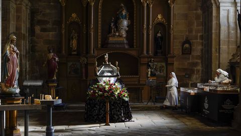 As� se preparan los pasos de Semana Santa en Celanova.