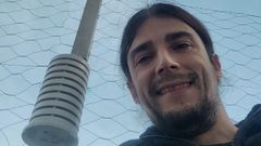 <span lang= gl >Chema, que vive con paix�n a meteorolox�a, ao p� dun sensor de temperatura</span>